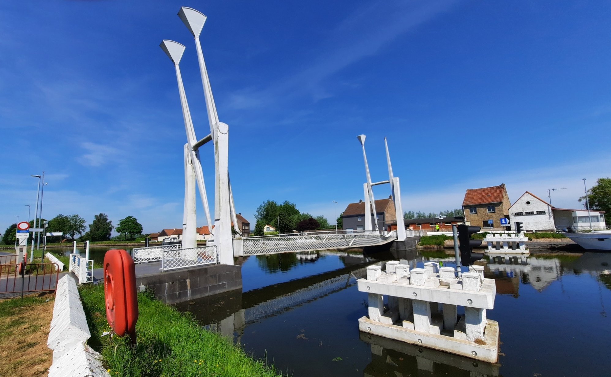 CATHILLEWEG TER HOOGTE VAN STALHILLEBRUG ONDERBROKEN